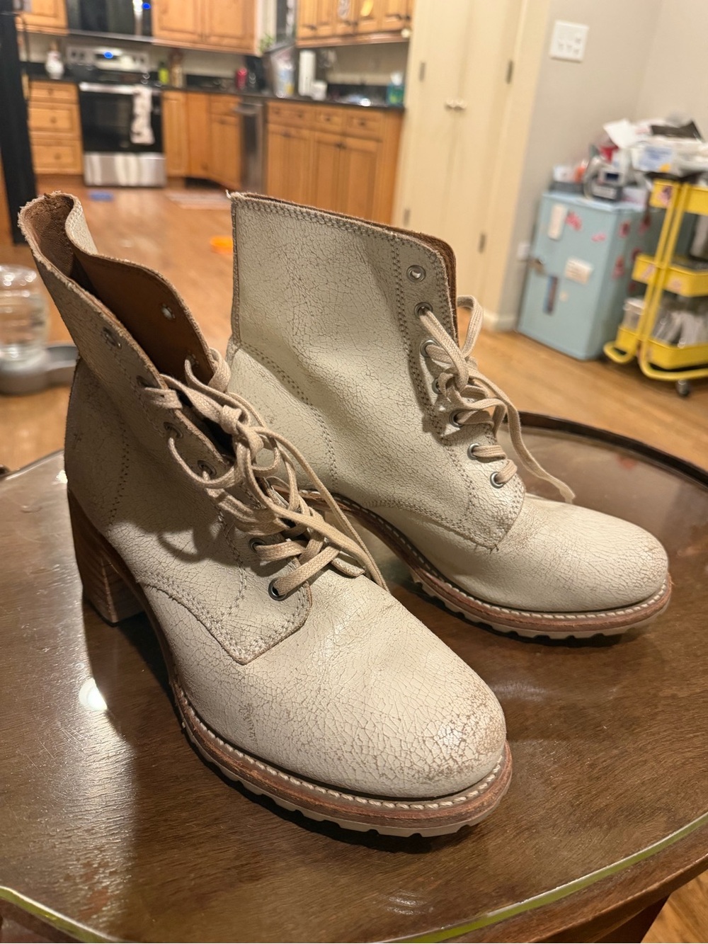 EUC Frye Women's Lace-Up Leather Ankle Boots in Cream Size 10 - Picture 4 of 7